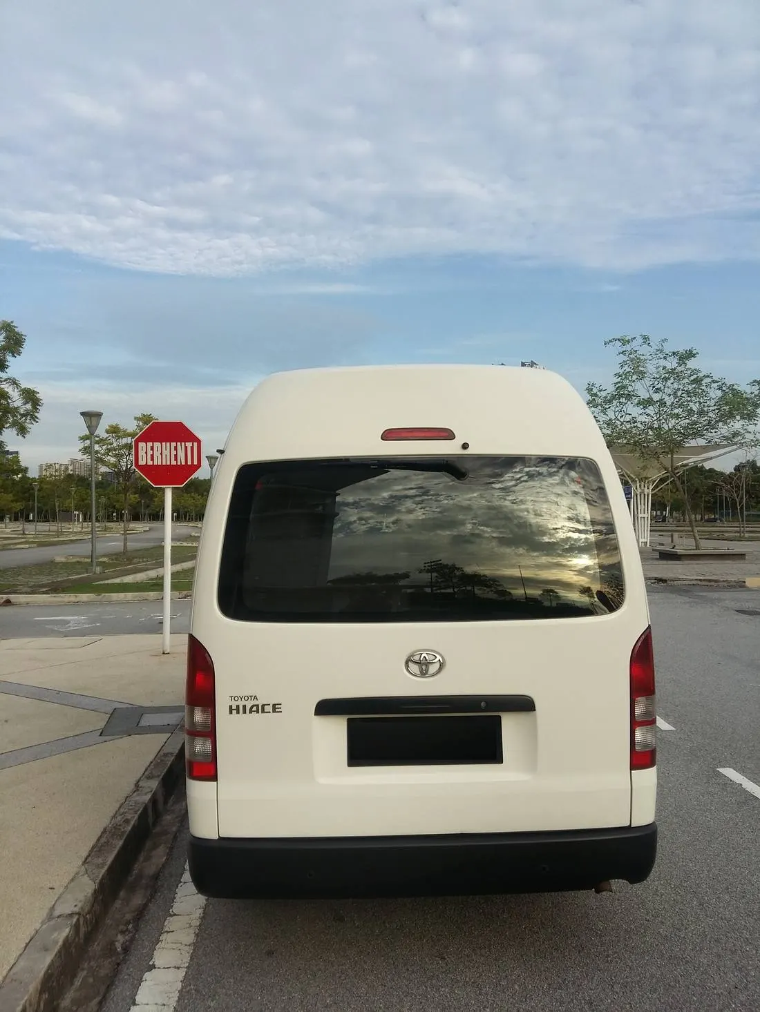 Toyota Hiace 10 Pax 3